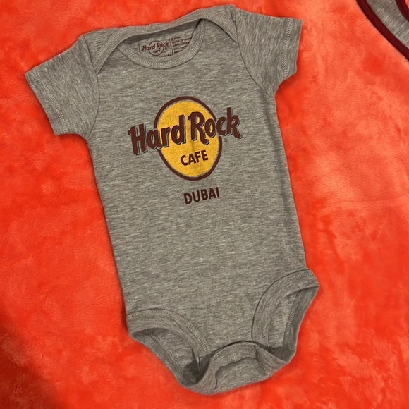 Hard Rock Cafe infant indie and bib set.  Dubai location, NWOT size 6 months - Picture 3 of 5